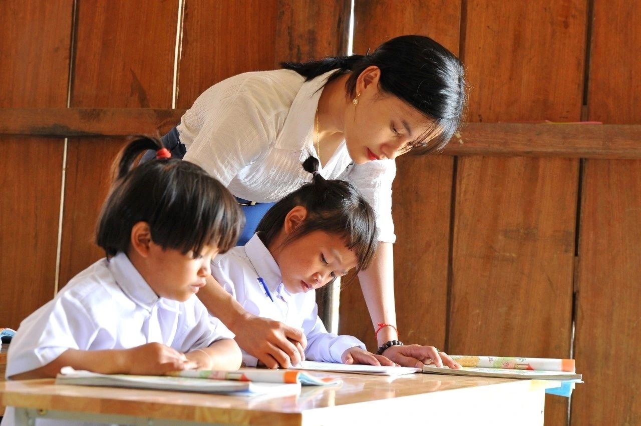 Giáo viên hướng dẫn học sinh vùng cao